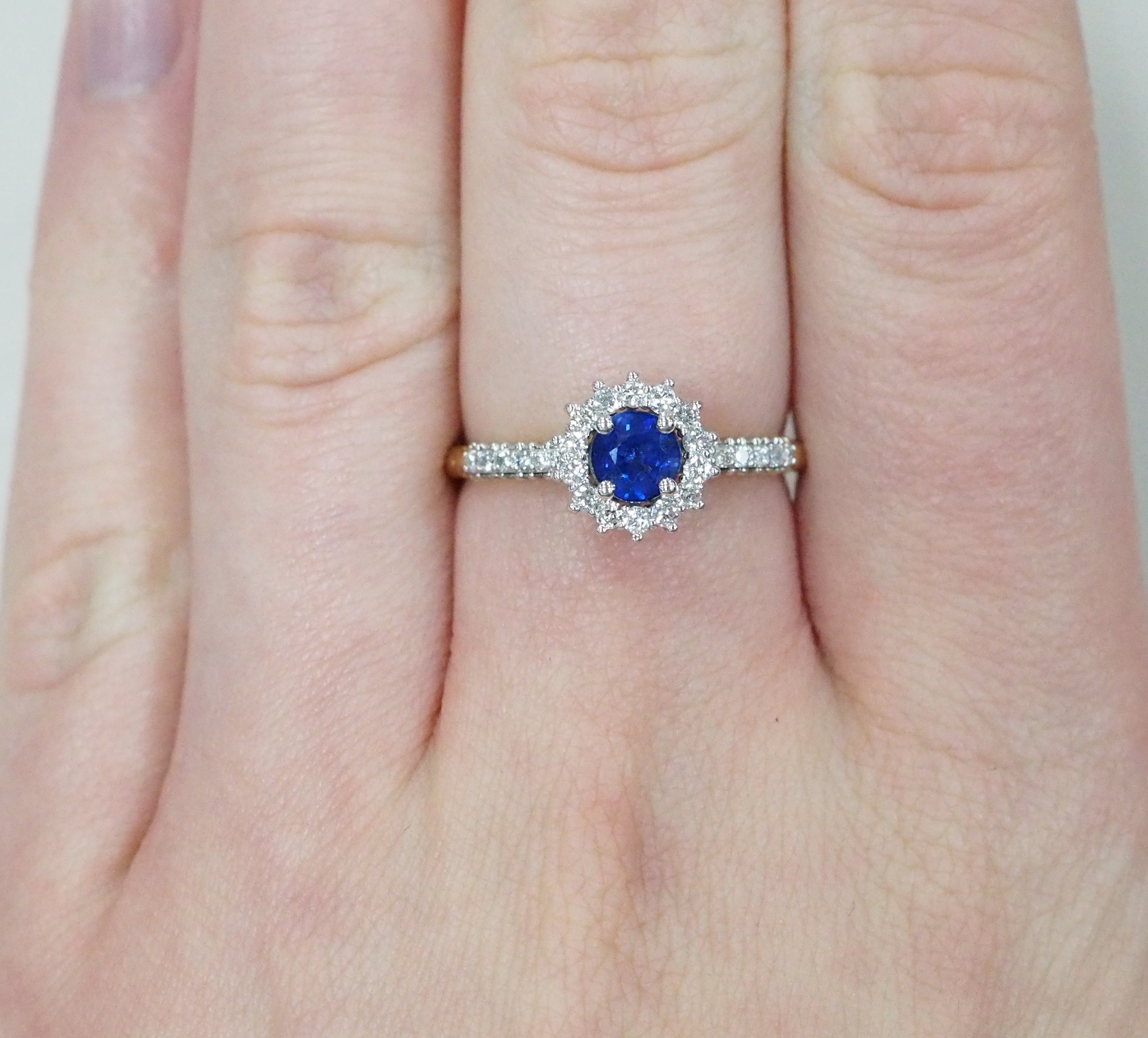 Кольцо из комбинированного золота с сапфиром